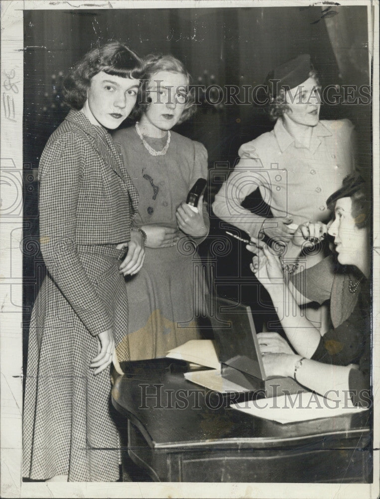 1946 Press Photo Lee Thacker , debutante with friends. - Historic Images