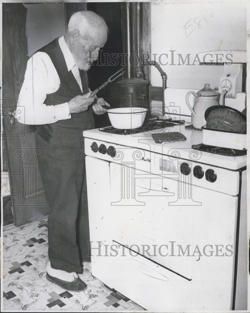 1957 Press Photo Charles Thiery, aged 106 does his own cooking - Historic Images