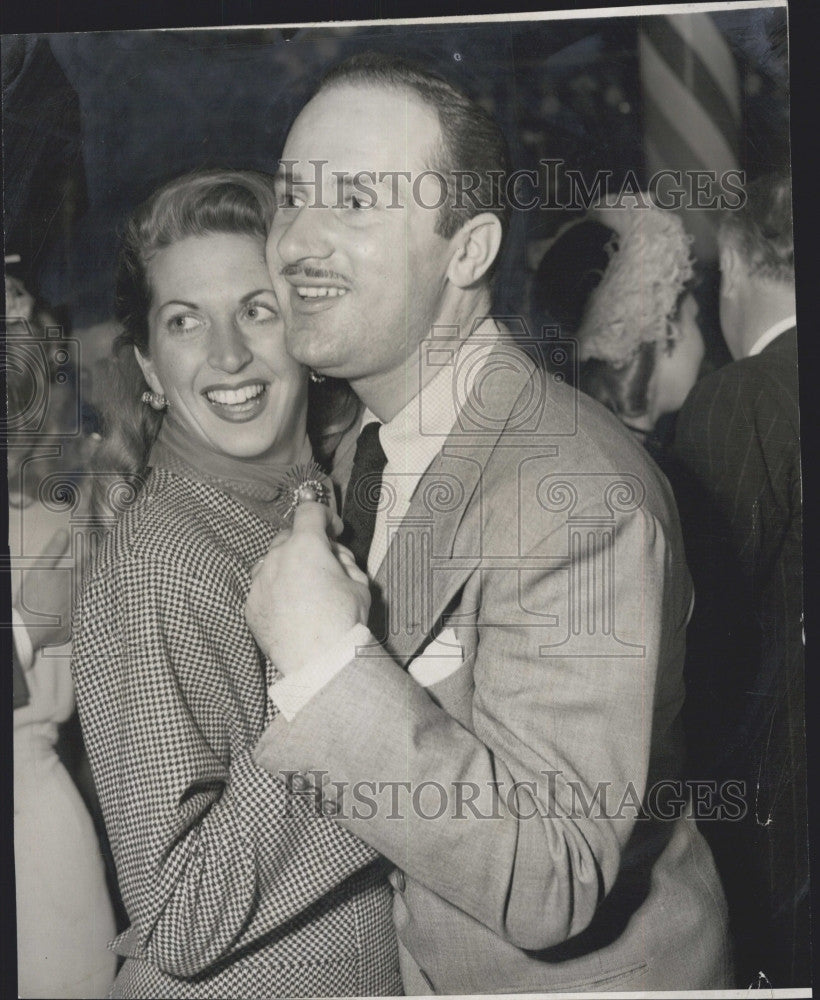 1946 Press Photo Actor Keenyan Wynn &amp; wife Evie out in Hollywood - Historic Images