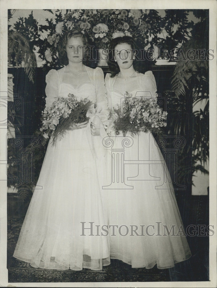 1942 Press Photo Two debutants in their ball gowns and flowers - Historic Images