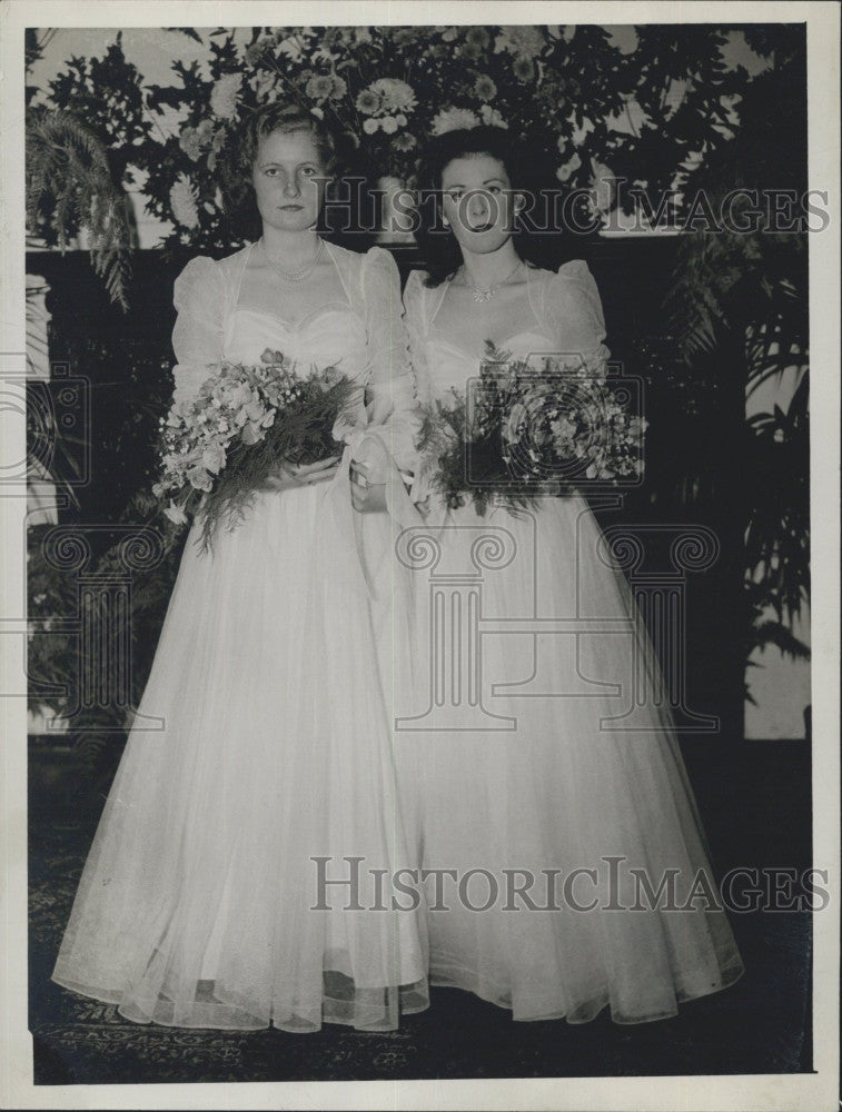 1942 Press Photo Two debutante in their ball gowns with flowers - Historic Images