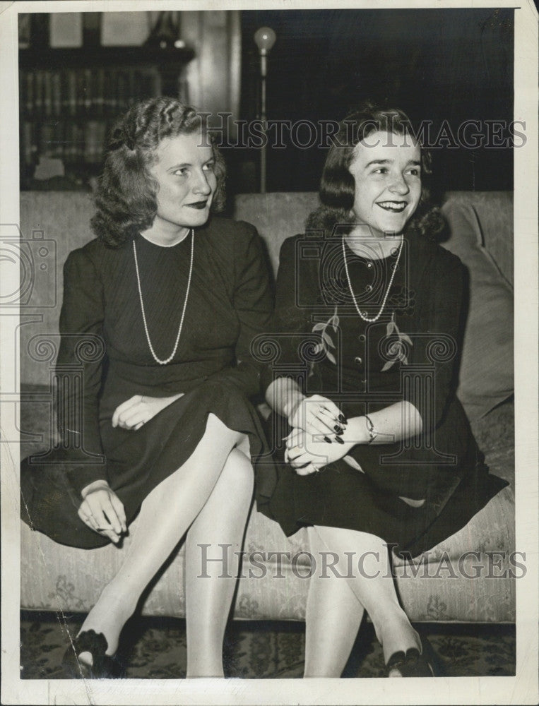 1944 Press Photo Debutantes, Joan Wyatt &amp; Betsy Nichols - Historic Images