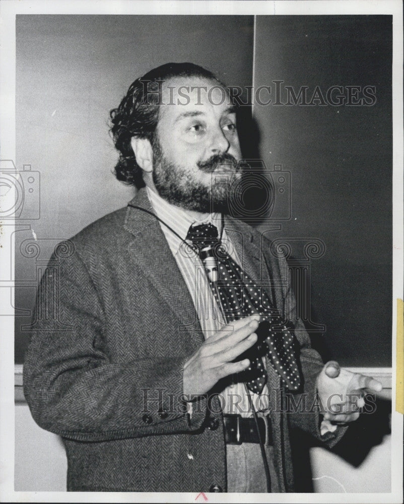 1977 Press Photo Dr Merrill Kenneth Wolf, graduated from Yale at age 14 - Historic Images