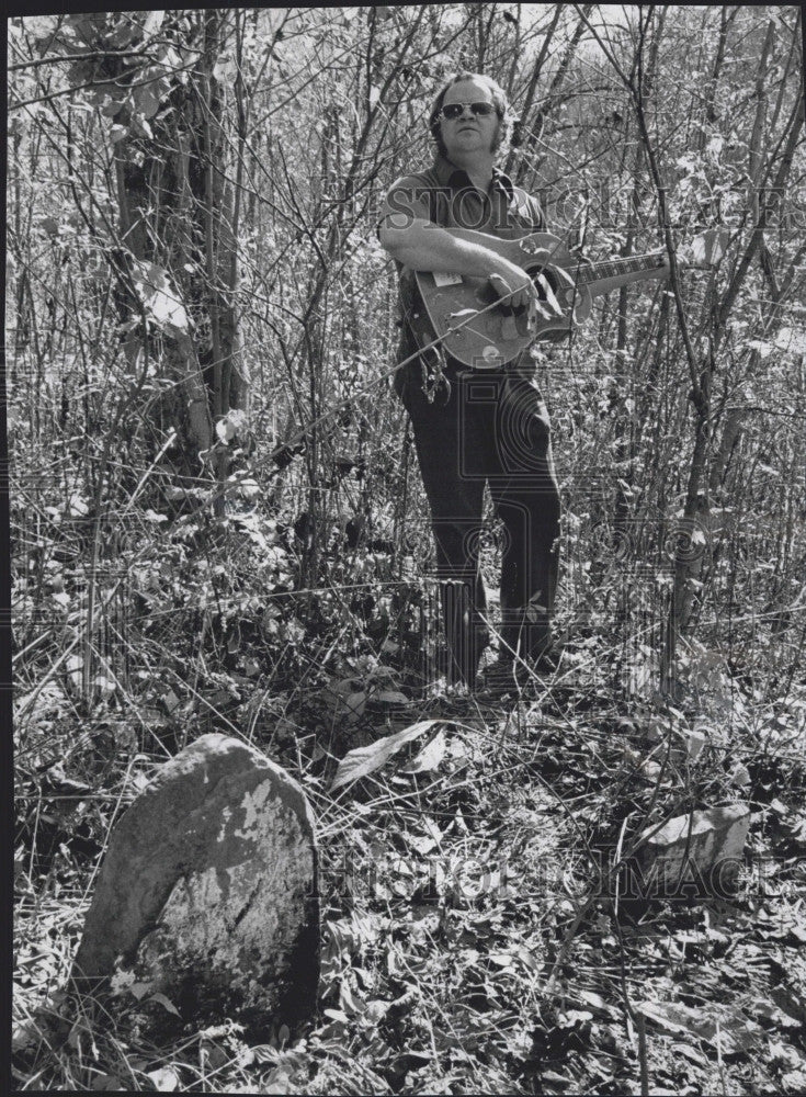 1975 Press Photo Country musician Jimmy Wolford at Tug River valley - Historic Images