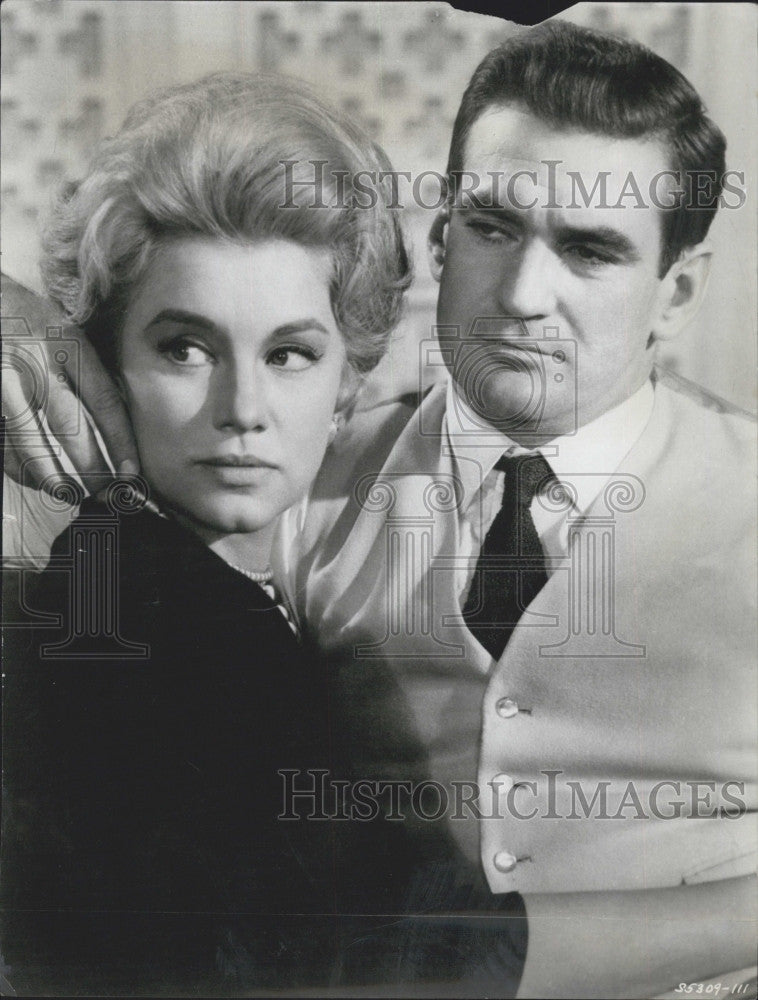 1963 Press Photo Rod Taylor and Linda Christian in &quot;The V.I.P&quot;. - Historic Images