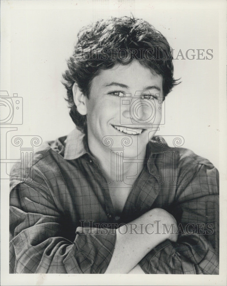 1986 Press Photo Actor Kirk Cameron Poses - Historic Images