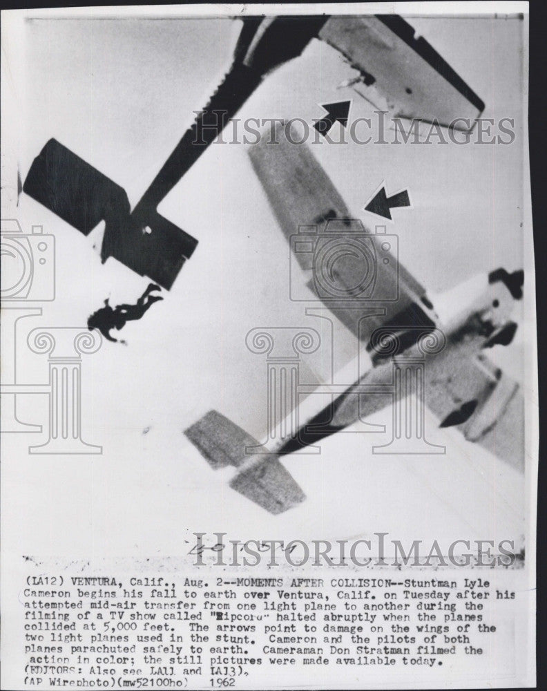 1962 Press Photo Stuntman Lyle Cameron jumps between two planes - Historic Images