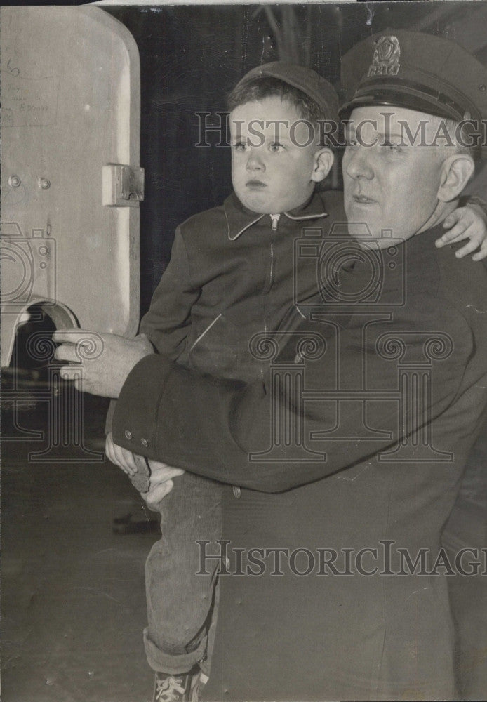 1952 Press Photo Officer Austin Cannon &amp; youngster he found lost - Historic Images