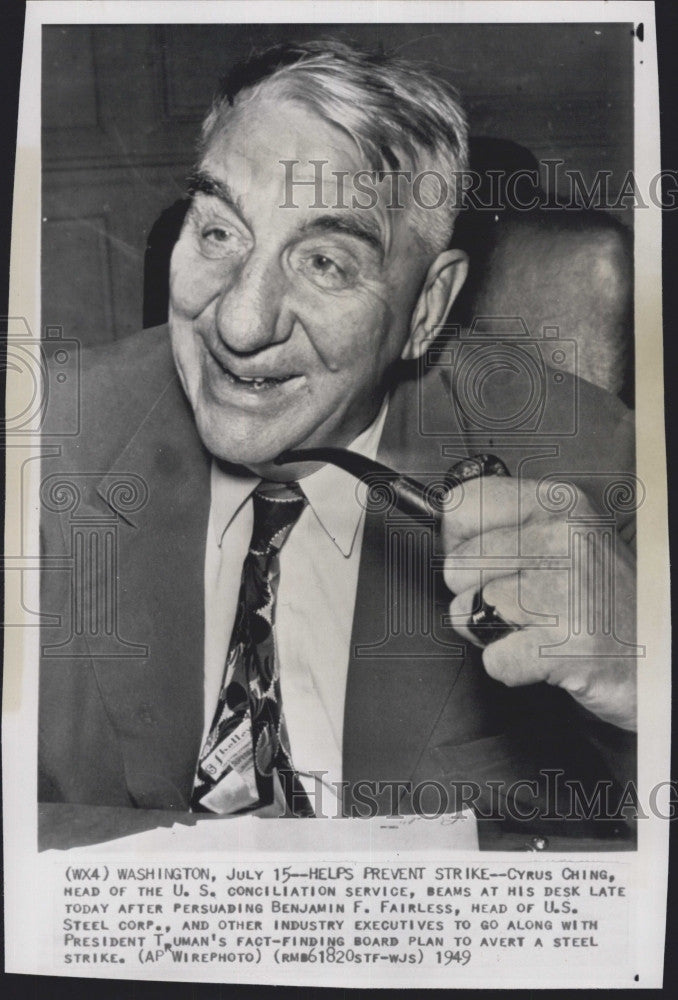 1949 Press Photo Cyrus Ching Head of US Conciliation Service at His Desk - Historic Images