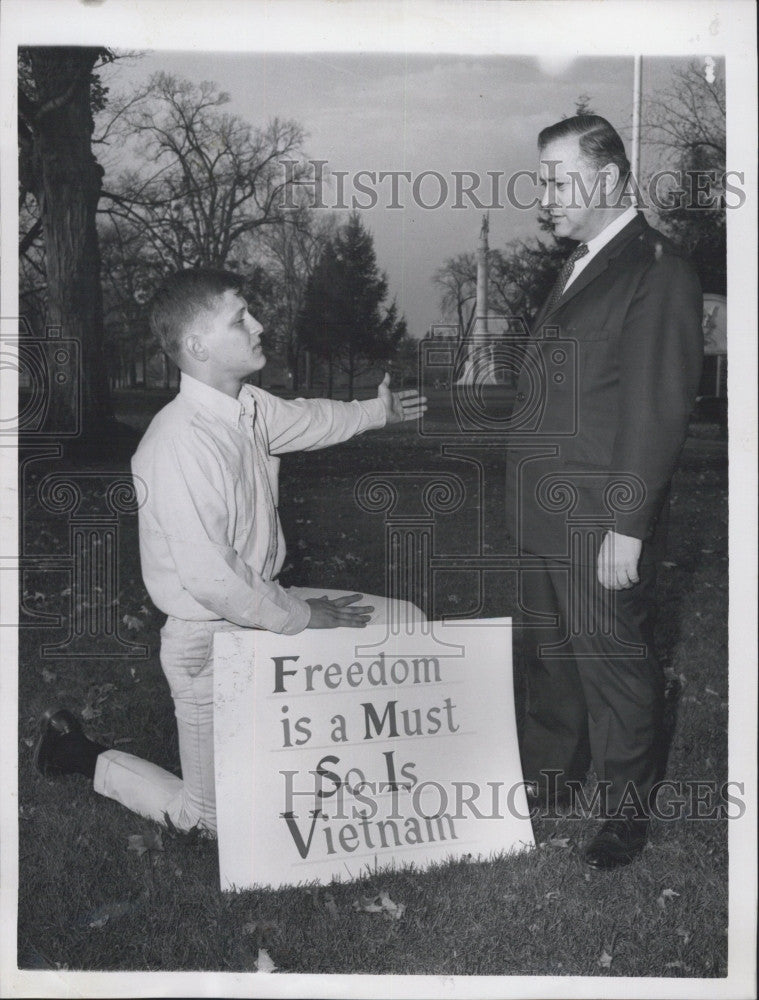 1967 Press Photo Wakefield Rally Paul Christopher &amp; Charls Collatos Vet Affairs - Historic Images