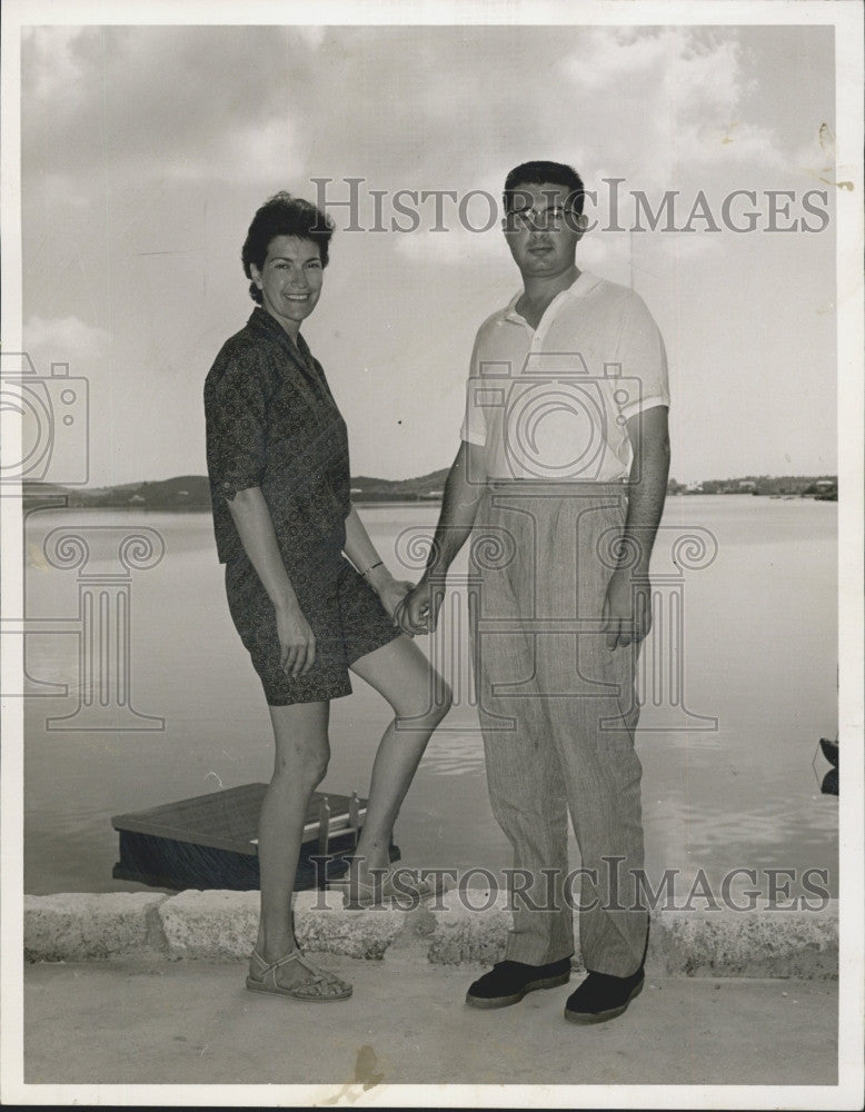 1959 Press Photo Brookline Vacationers Mr. And Mrs. Carl Campagna In Bermuda - Historic Images