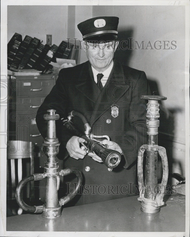 1959 Press Photo Bosto n Fire Capt. Cornelius Finnegan &amp; new nozzel - Historic Images