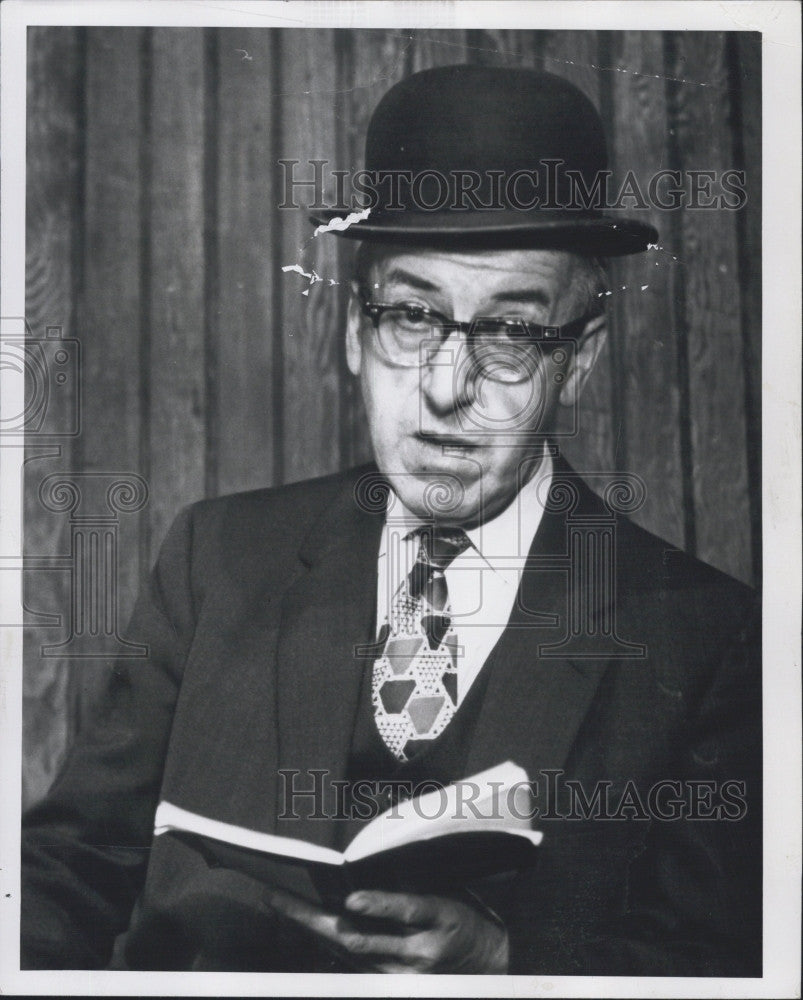 1959 Press Photo  Edward Finnegan in &quot;Shadow of a Gunman&quot; - Historic Images