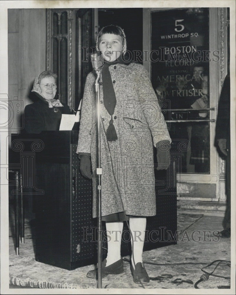 1959 Press Photo Colleen Finley, Christmas Caroler Winthrop Square - Historic Images