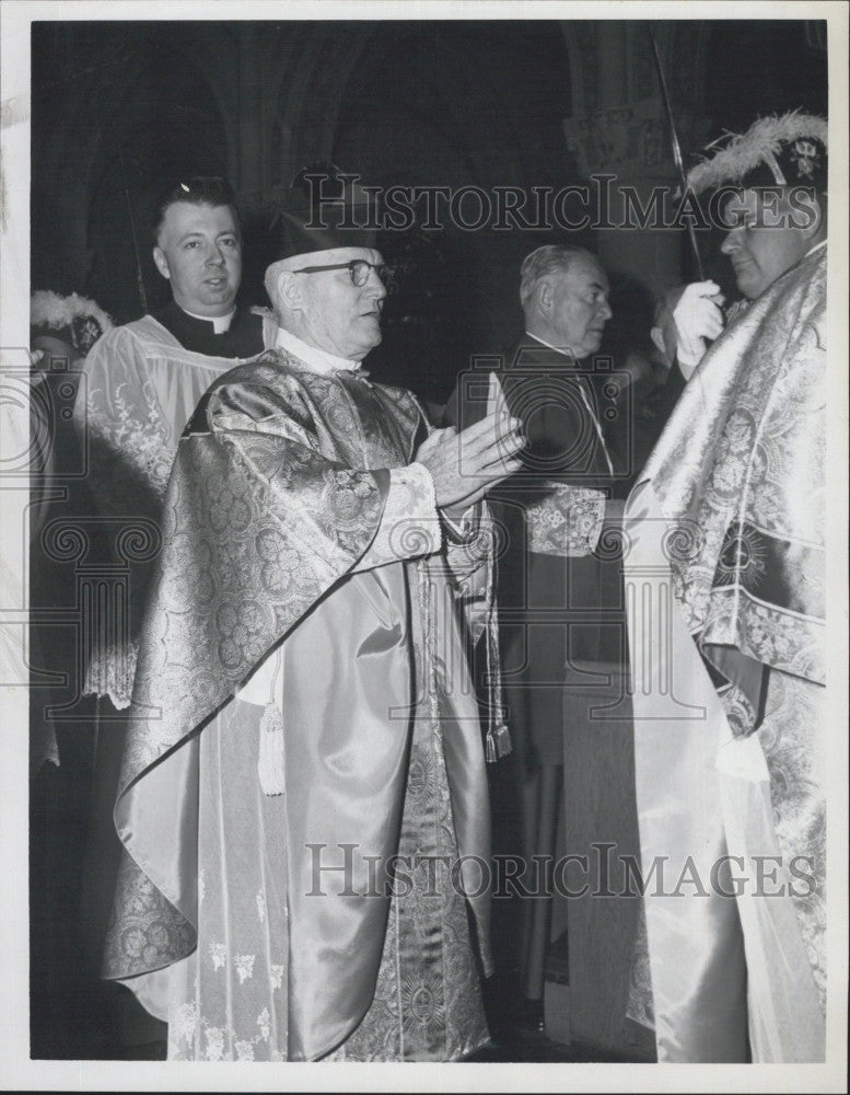 1966 Press Photo Priest Aloysius Finn at St. John the Avangelist Church Boston - Historic Images