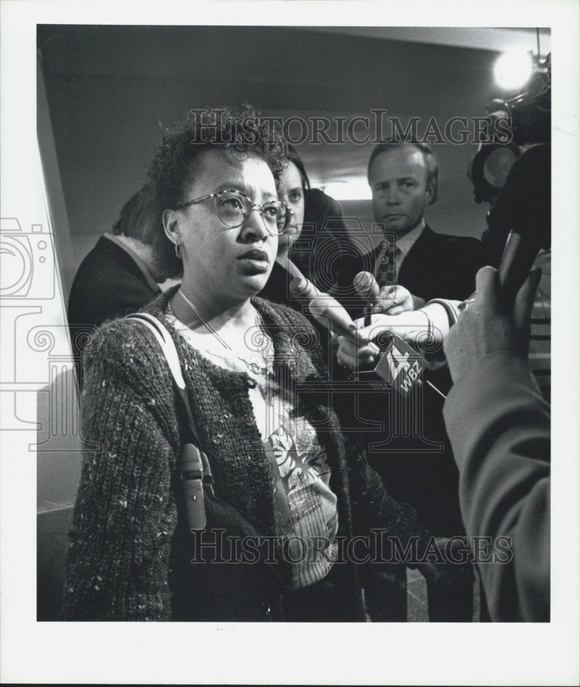 1994 Press Photo Pat Copner speaks to press about slain son - Historic Images