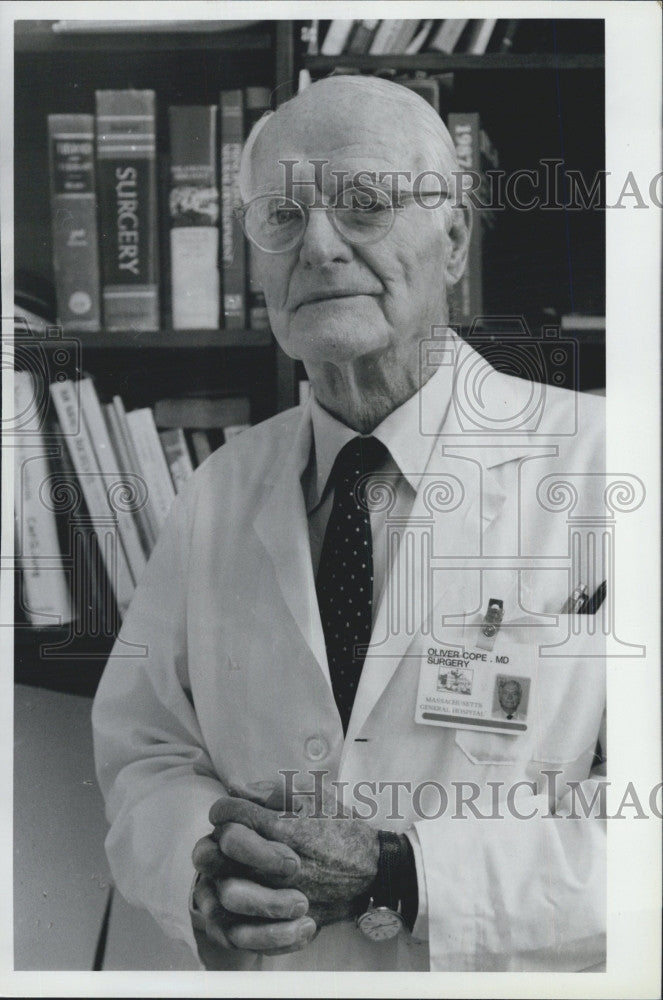 1988 Press Photo Dr. Oliver Cope in his office - Historic Images