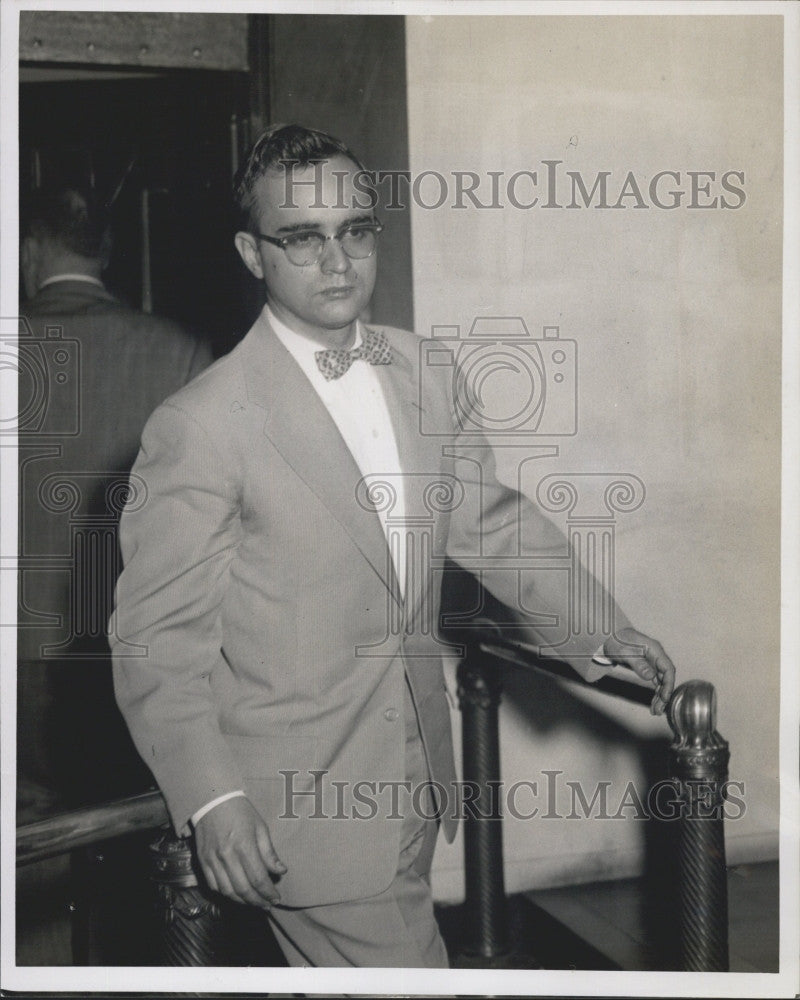 1958 Press Photo Emanuel Cordeiro Communism Hearing Boston Federal Building - Historic Images