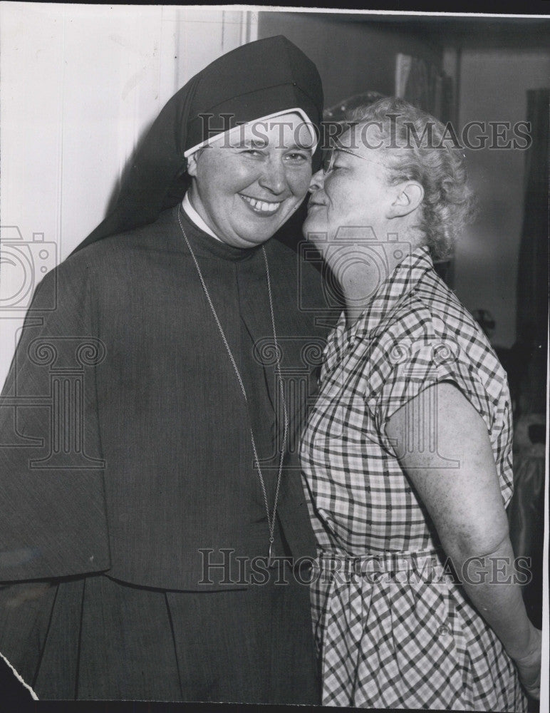 1960 Press Photo Marynoll Sister Rose Cordia &amp; Mary Erickson - Historic Images