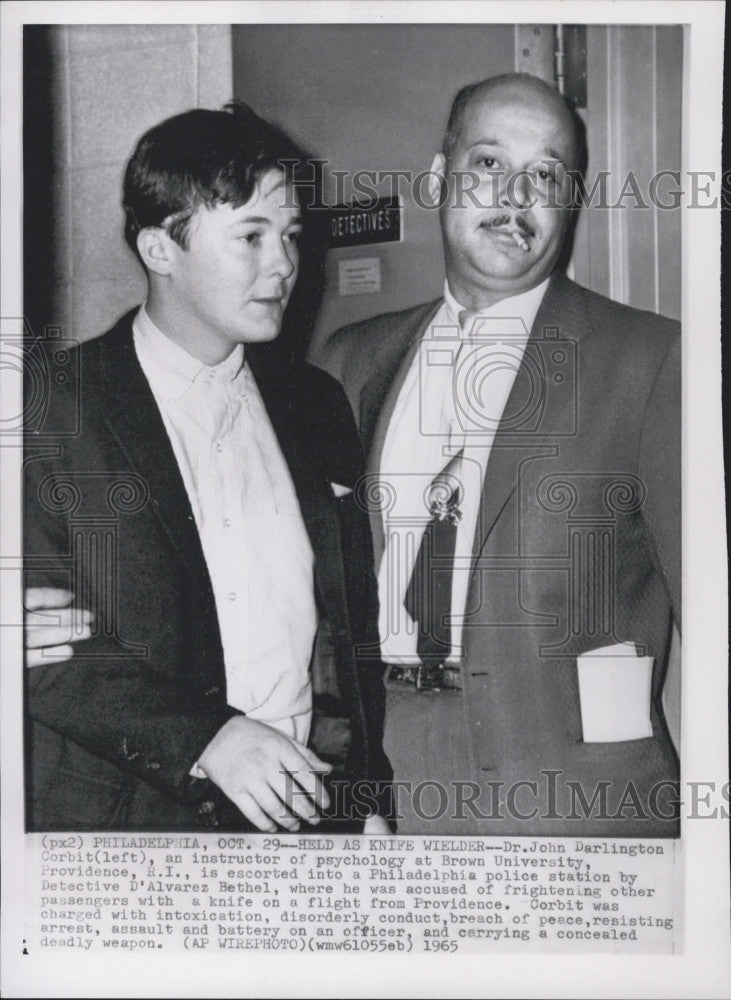 1965 Press Photo John Darlington  At Police Station With D&#39;Alcarez Bethel - Historic Images