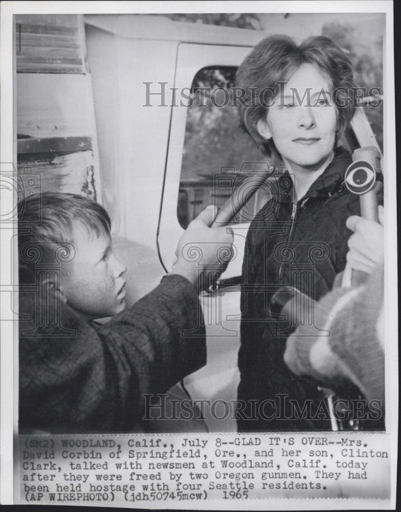 1965 Press Photo Mrs. David Corbin and Son After Kidnapping - Historic Images