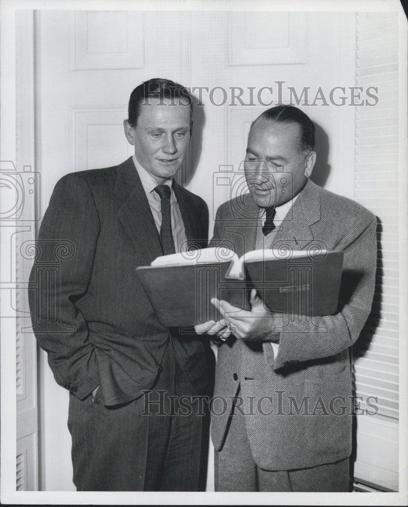 1951 Press Photo Actor Mendell Carey Producer Hal Wallis - Historic Images