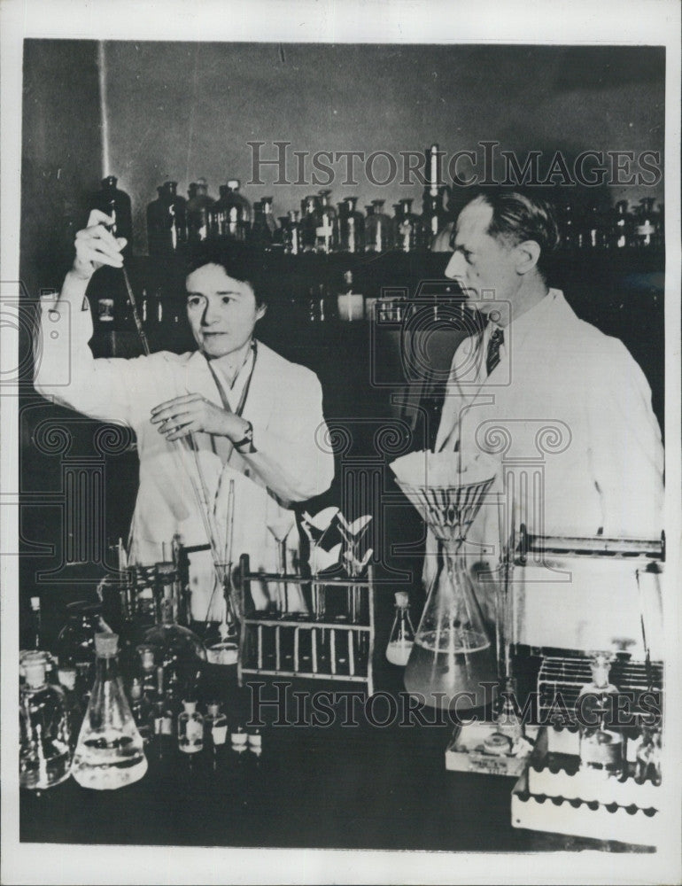 1947 Press Photo Dr Gerty Cori Assoc Prof Pharmacology Biochemistry Washington - Historic Images