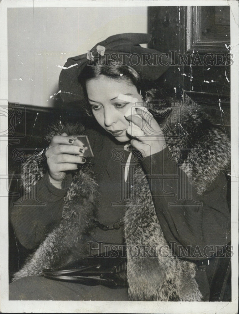 1936 Press Photo Dancer, Lolita Cordova checks her makeup - Historic Images