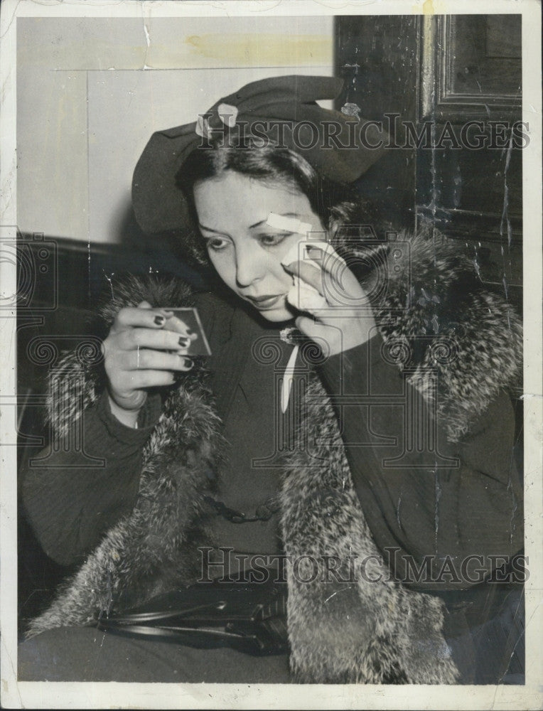 1936 Press Photo Dancer, Lolita Cordova checks her makeup - Historic Images