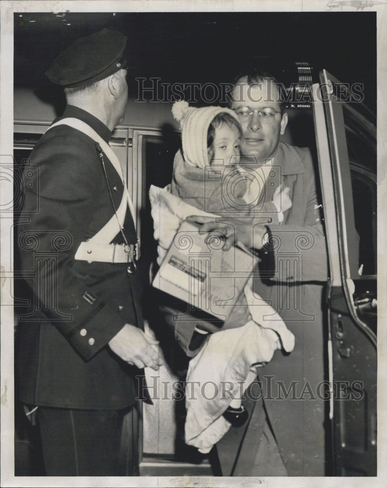 1958 Press Photo Norwood policeman William Flaherty, Nicholas Coric &amp; daughter - Historic Images