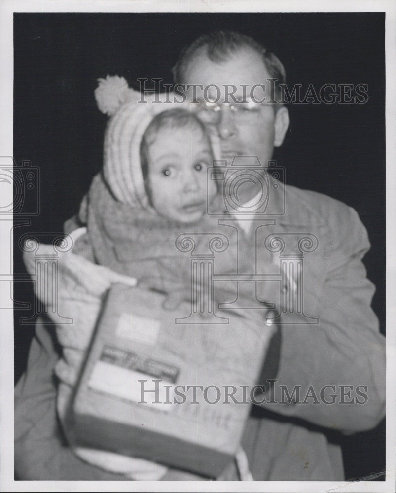 1958 Press Photo Nicholas Corio &amp; sick daughter at Norwood Airport - Historic Images