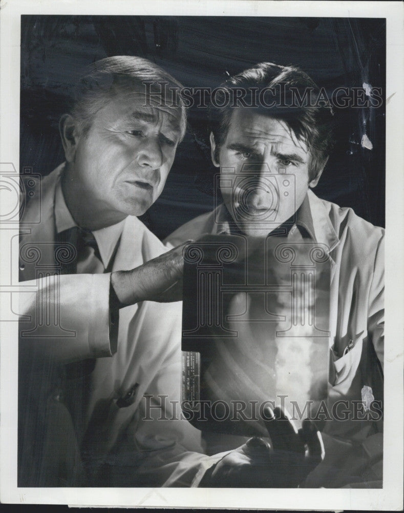 1969 Press Photo  Robert Young &amp;  James Brolin starring in  &quot;Marcus Welby M.D.&quot; - Historic Images