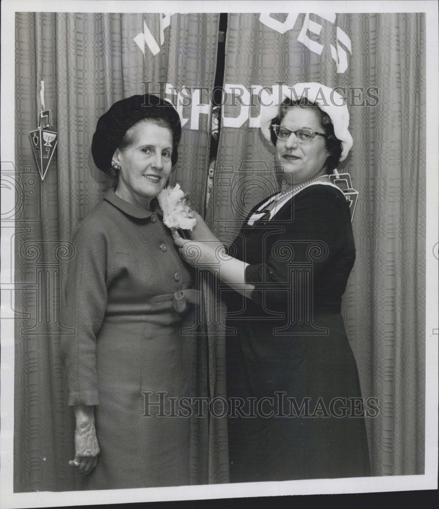 1958 Press Photo Woman of the Yaer award to Mrs Mark Burston by Mrs Arthur Levy - Historic Images