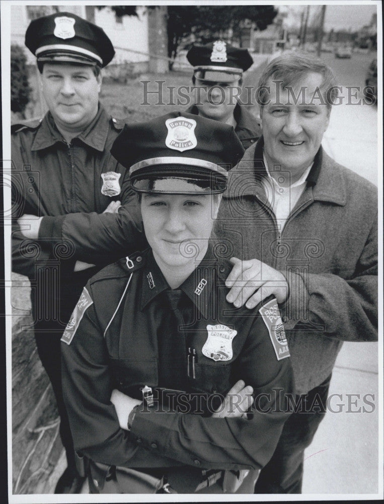 1998 Press Photo Lesley Corbett, brother Tom , Allan Graham, &amp; dad all policemen - Historic Images