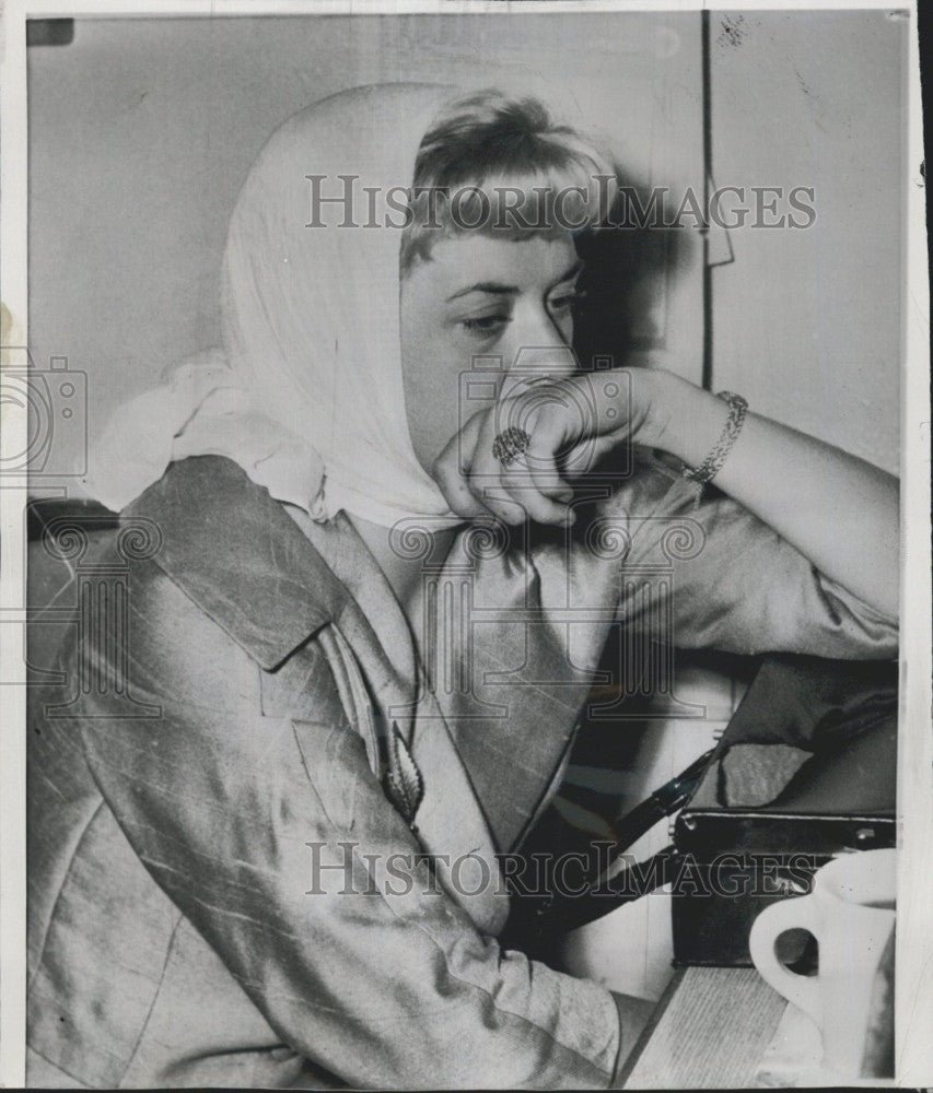 1960 Press Photo Beverly Aadland at police station after boyfriend shot himself - Historic Images