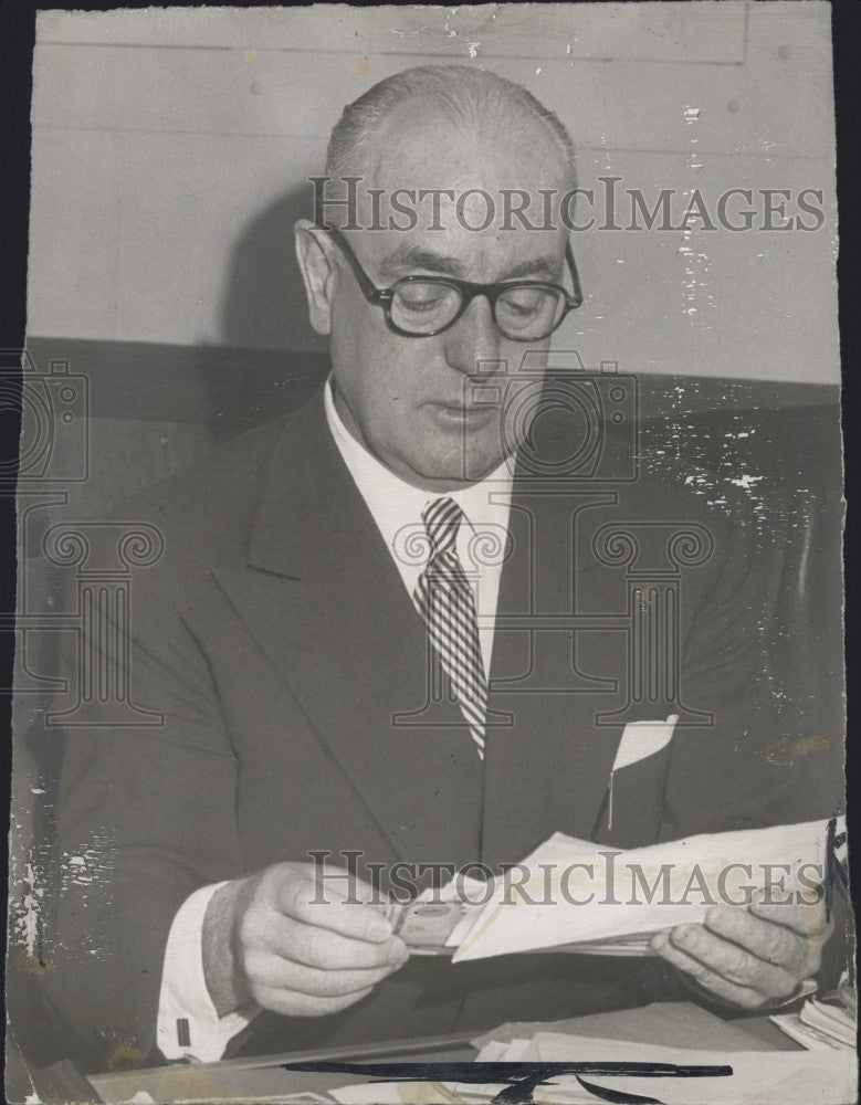 1954 Press Photo District Attorney Garrett Byrne - Historic Images