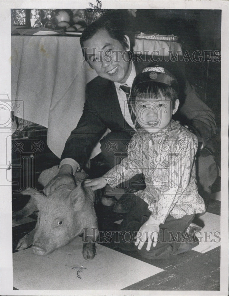 1971 Press Photo Billy Chin Cousin Susan Woo China Pearl Restaurant Baby Pig - Historic Images