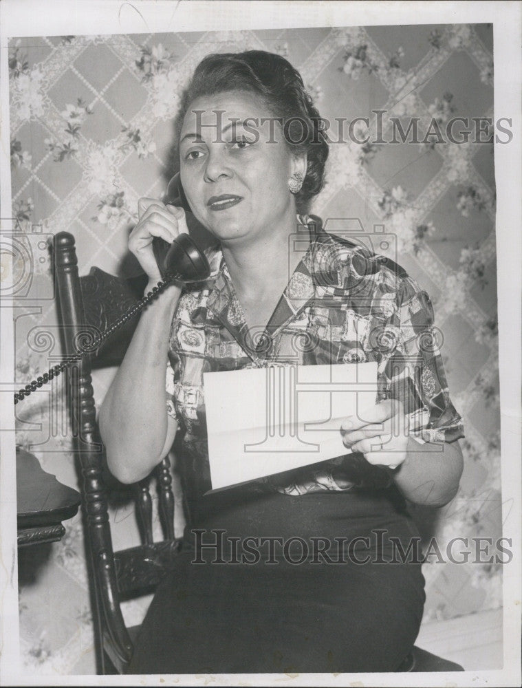 1962 Press Photo Mrs. Evelyn Chinn Telephone Call - Historic Images