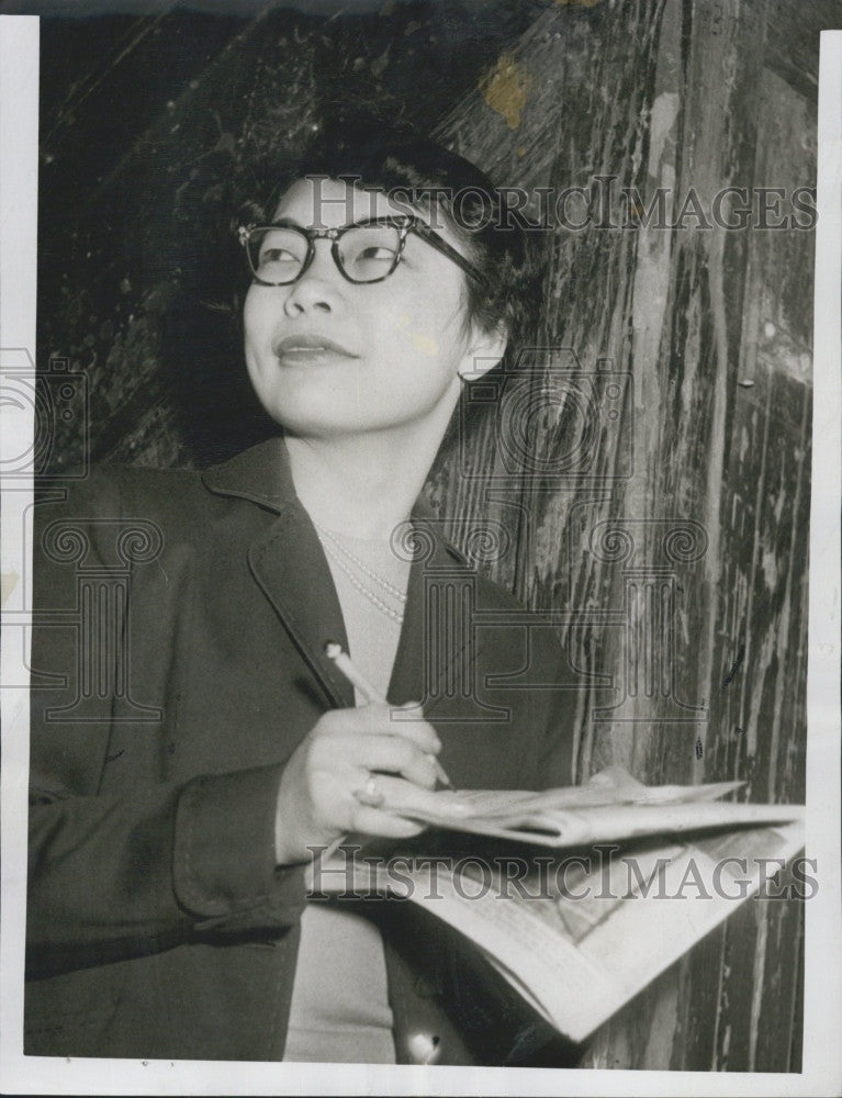 1952 Press Photo Boston University Student Helen Chin American Ballot Poll - Historic Images