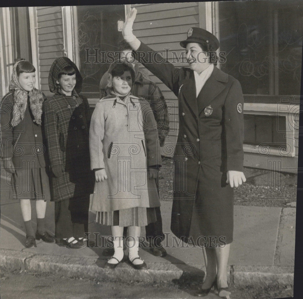 1953 Press Photo Mrs Mary Church on traffic duty at School Crossing,Swan Jr High - Historic Images