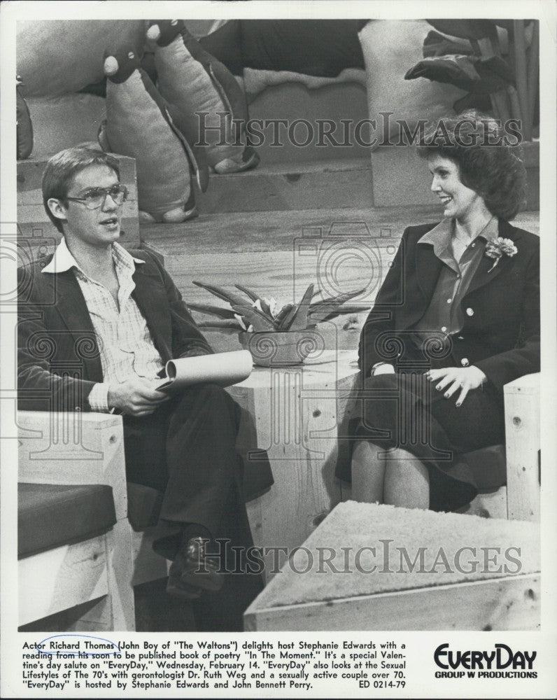 1979 Press Photo Richard Thomas of &quot;The Waltons &quot; &amp; host Stephanie Edwards - Historic Images