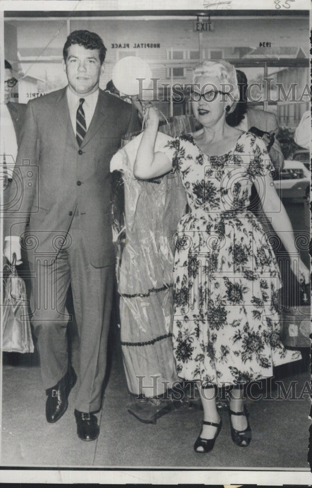 1960 Press Photo Mrs Florence Adland &amp; atty Marvin Mitchelson - Historic Images