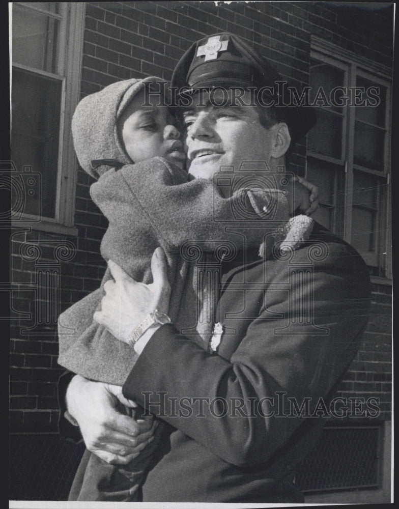 1967 Press Photo Firefighter John P. Byrne 7 3 yr old Al Miles he rescued - Historic Images