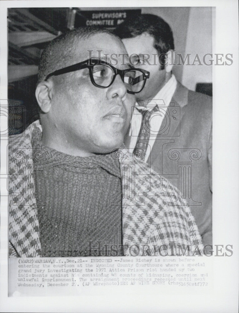 1972 Press Photo James Richey before entering the courtroom - Historic Images