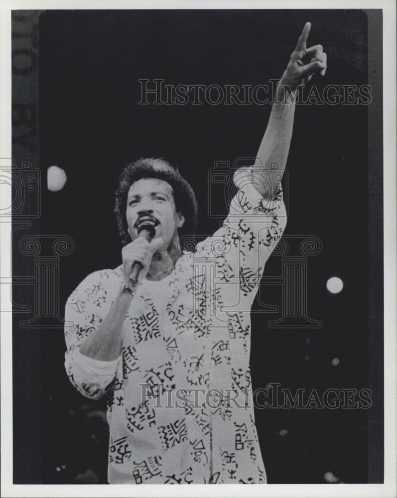 1986 Press Photo Musician, Lionel Richie  in concert - Historic Images