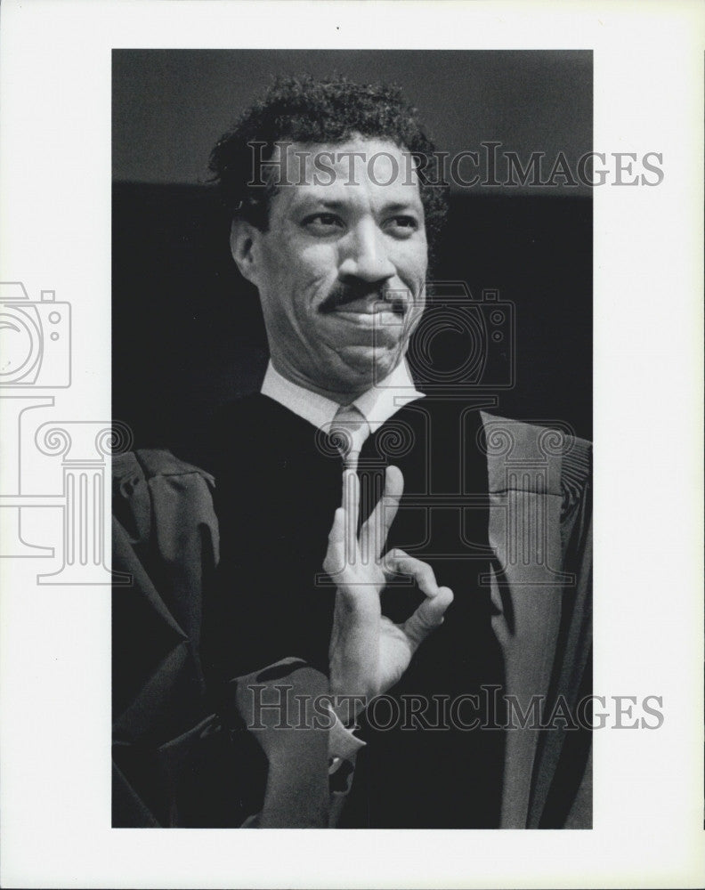 1986 Press Photo Lionel Richie before receiving honorary degree - Historic Images