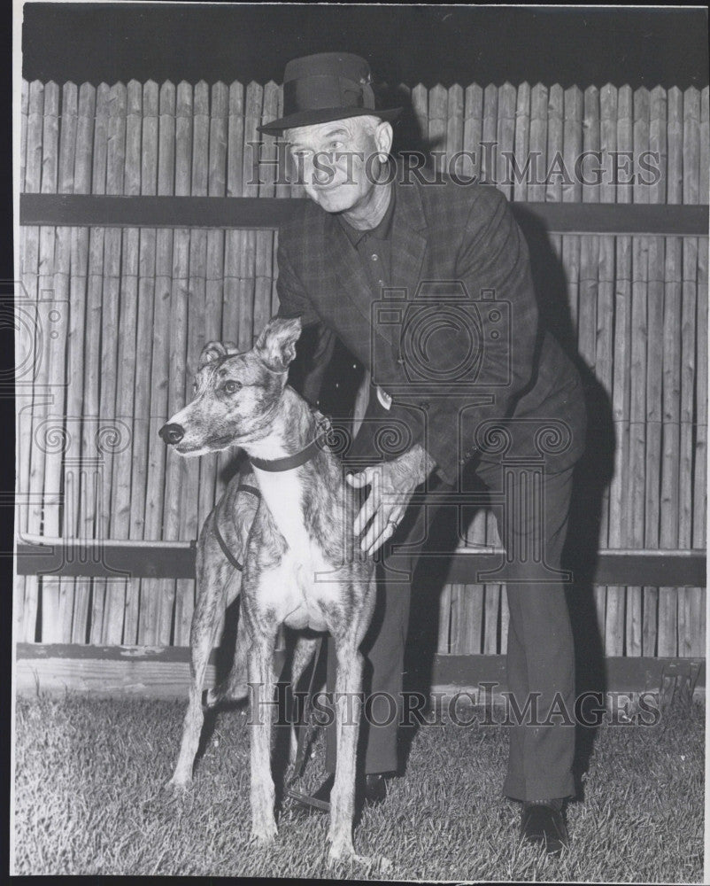 1965 Press Photo Lee Sparks w/ Merry Dot for 7/16ths George E. Huestis Memorial - Historic Images