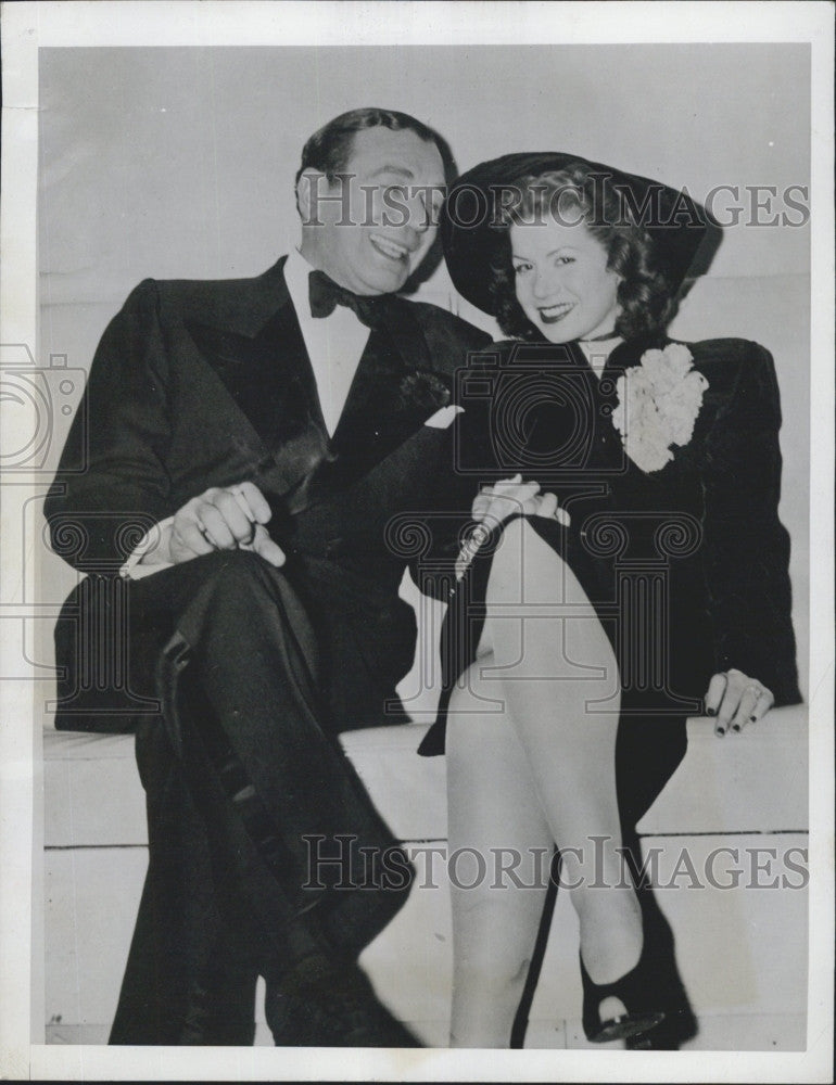 1944 Press Photo Singer And Entertainer Harry Richman With New Bride Yvonne Day - Historic Images