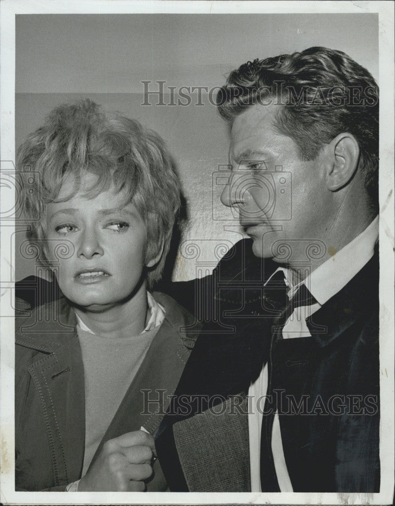 1964 Press Photo Fay Spain and Joe Maross in an episode of &quot;Dr. Kildare&quot; - Historic Images