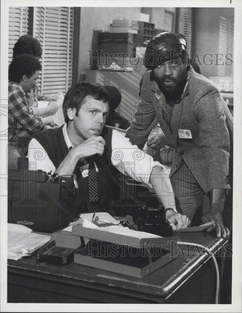 1982 Press Photo Taurean Blaque &amp; Joe Spano &quot;Hill Street Blues&quot; - Historic Images